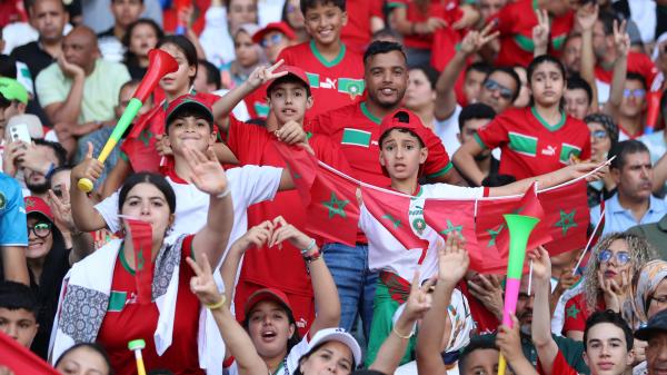 الكاف يحتفي بتحضر الجمهور المغربي عبر موقعه الرسمي (فيديو)